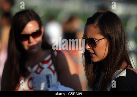 Corse ippiche - Epsom Live! Rat Pack Vegas spettacolare - Epsom Downs. I Racegoers si immergono nell'atmosfera di Epsom Downs Foto Stock