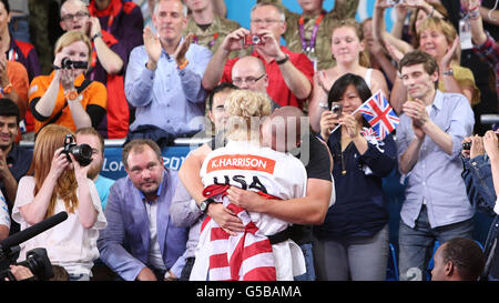 Kayla Harrison (a destra) degli Stati Uniti reagisce dopo aver vinto la medaglia d'oro nella Judo femminile della 78kg all'Excel Arena di Londra. Foto Stock