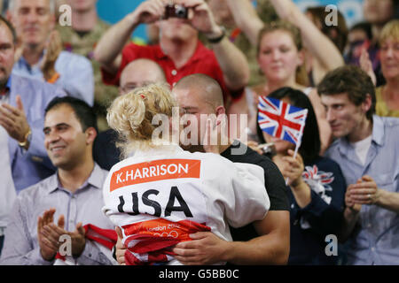 Kayla Harrison degli Stati Uniti bacia un membro della folla dopo aver vinto la medaglia d'oro nella Judo femminile 78kg all'Excel Arena di Londra. Foto Stock