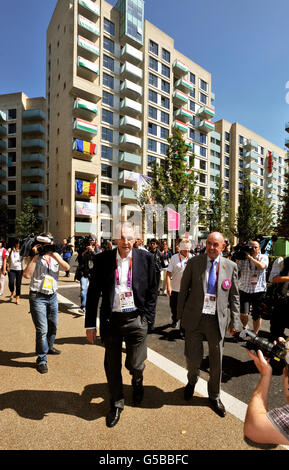 Il Presidente del Comitato Olimpico Internazionale Dr Jacques Rogge (a sinistra) con il Sindaco del Villaggio Olimpico Sir Charles Allen (a destra) durante una passeggiata prima dell'apertura ufficiale del Villaggio a Stratford, a est di Londra. Foto Stock