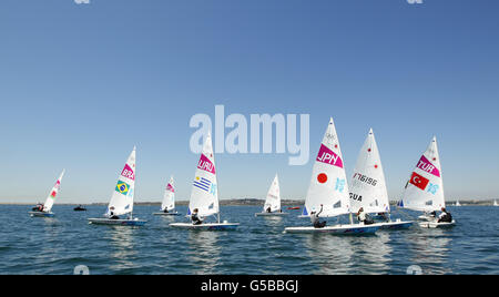 Olimpiadi - pratica di vela - Weymouth. I marinai laser radiali praticano sulle acque del porto di Portland a Dorset, la sede della vela delle Olimpiadi di Londra del 2012. Foto Stock