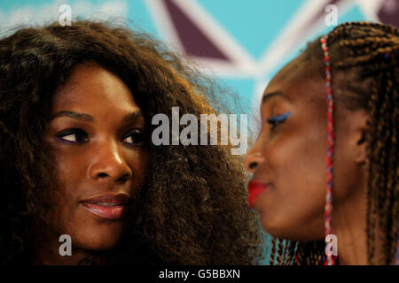 USA's Serena Williams (a sinistra) e sua sorella Venus Williams durante la conferenza stampa nel Main Press Center all'Olympic Park di Londra. Foto Stock