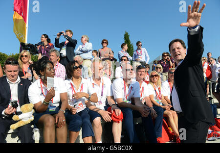 Il Vice primo Ministro Nick Clegg (a destra) con gli ex atleti olimpici durante la cerimonia di benvenuto al Villaggio degli atleti, Olympic Park, Londra. Foto Stock