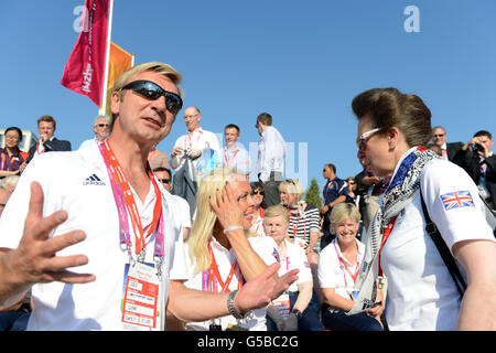 Jayne Torvill (centro) e Christopher Dean parlano con la Principessa reale alla cerimonia di benvenuto in Gran Bretagna presso l'Athletes Village, Olympic Park, Londra. Foto Stock