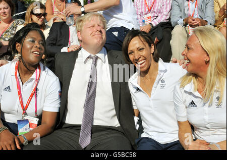 Il Sindaco di Londra si sunbathes con ex vincitori della medaglia olimpica (da sinistra a destra) Tessa Sanderson, Dame Kelly Holmes, e Jayne Torvill al Villaggio degli atleti per il sito delle Olimpiadi di Londra 2012, a Stratford, nell'est di Londra. Foto Stock