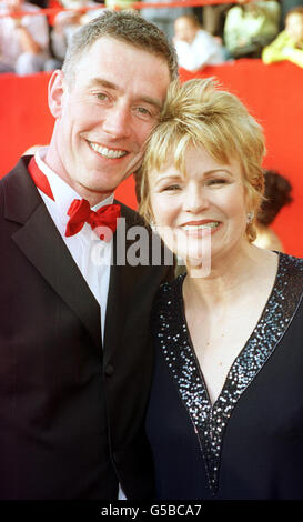 L'attrice britannica Julie Walters con suo marito Grant Roffey arrivò per il 73esimo Premio annuale dell'Accademia (gli Oscar) al Shrine Auditorium di Los Angeles, Stati Uniti. Julie indossa un abito di Jean Muir. Foto Stock