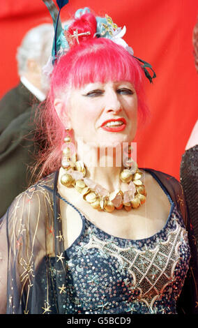 La stilista di moda Zandra Rhodes alla 73a edizione degli Oscar (Annual Academy Awards), che si tiene presso il Shrine Auditorium di Los Angeles, USA. Foto Stock