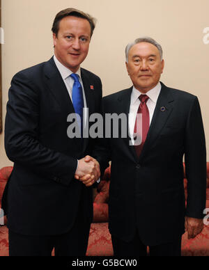 Il primo ministro David Cameron stringe le mani con il presidente del Kazakhstan Nursultan Nazarbayev in un ricevimento a Buckingham Palace, Londra, per dare il benvenuto ai capi di Stato e di governo nel Regno Unito prima di recarsi allo Stadio Olimpico per la cerimonia di apertura dei Giochi Olimpici di Londra 2012. Foto Stock