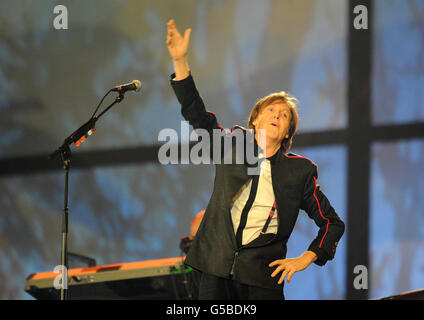 Paul McCartney si esibisce durante la cerimonia di apertura dei Giochi Olimpici di Londra del 2012 allo Stadio Olimpico di Londra. Foto Stock