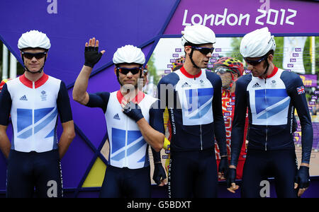 Great Britain's (da sinistra a destra) Chris Froome, Mark Cavendish, David Millar e Bradley Wiggins prima della gara di Men's Road sul Mall, Londra. Foto Stock