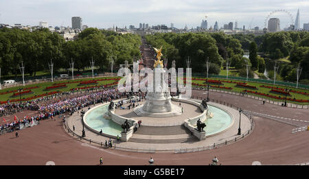 La gara di peloton lungo il Mall passa accanto al Queen Victoria Monument nel centro di Londra all'inizio della corsa maschile alle Olimpiadi di Londra del 2012. Foto Stock