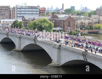 I motociclisti attraversano il Putney Bridge nel sud-ovest di Londra, durante la gara di Men's Road delle Olimpiadi di Londra del 2012. PREMERE ASSOCIAZIONE foto. Data immagine: Sabato 28 luglio 2012. Vedi storia della PA OLIMPIADI Ciclismo. Il credito fotografico dovrebbe essere: Nick Ansell/PA Wire Foto Stock