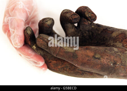 Il conservatore Liz Goodman del Museum of London esamina un braccio e una mano romani in bronzo a grandezza naturale scoperti di recente da una statua in bronzo dorato. *...si ritiene che il pezzo sia venuto probabilmente da una statua dell'Imperatore Nerone ed è uno dei soli cinque arti della statua romana che sono stati trovati a Londra. Foto Stock