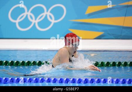 La Gran Bretagna Siobhan-Marie o'Connor durante il suo colpo di sterco femminile di 100 m al centro acquatico di Londra, il secondo giorno delle Olimpiadi di Londra del 2012. Foto Stock