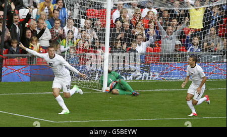 Chris Wood (a sinistra) della Nuova Zelanda celebra il punteggio di apertura del gioco contro l'Egitto durante la partita Egitto / Nuova Zelanda Gruppo C a Old Trafford, Manchester. Foto Stock