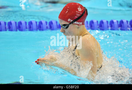 Siobhan-Marie o'Connor della Gran Bretagna in azione durante il suo caldo di sterminio femminile di 100m al Aquatics Center, Londra, il secondo giorno delle Olimpiadi di Londra del 2012. Foto Stock