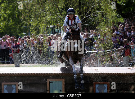 La Gran Bretagna Zara Phillips cavalcando High Kingdom sul campo di fondo durante l'evento al Greenwich Park, il terzo giorno delle Olimpiadi di Londra del 2012. Foto Stock