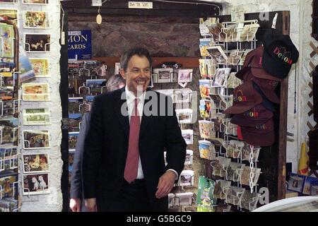 Il primo Ministro Tony Blair visita il negozio di articoli da regalo Old Granary a Cockington vicino a Torquay, Devon. Blair ha proseguito la passeggiata intorno a Cockington nel tentativo di incoraggiare le persone a trascorrere la pausa pasquale nel Regno Unito. * durante il suo tour ha incontrato funzionari del turismo, imprenditori locali e vacanzieri. Foto Stock