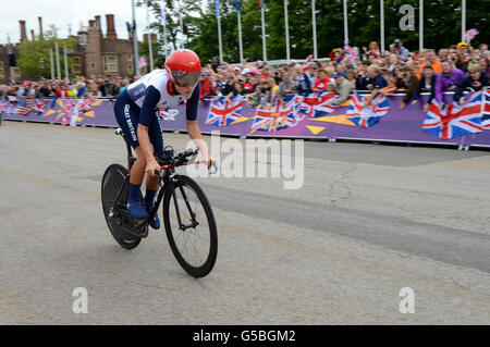 Lizzie Armitstead della Gran Bretagna durante la prova individuale delle Donne il quinto giorno dei Giochi Olimpici di Londra all'Hampton Court Palace, Londra. Foto Stock