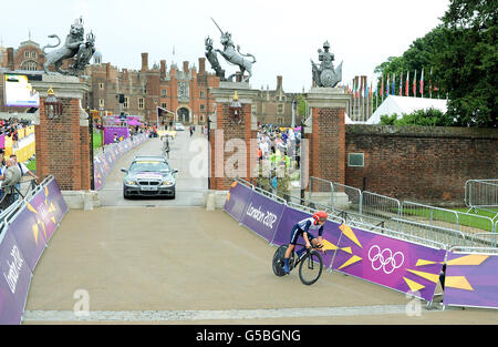 Lizzie Armitstead della Gran Bretagna durante la prova individuale delle Donne il quinto giorno dei Giochi Olimpici di Londra all'Hampton Court Palace, Londra. Foto Stock