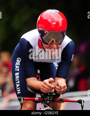 Lizzie Armitstead della Gran Bretagna durante la prova individuale delle Donne il quinto giorno dei Giochi Olimpici di Londra all'Hampton Court Palace, Londra. Foto Stock