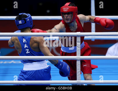 Joe John Nevin (a destra) durante la sua vittoria su Kanat Abutalipov del Kazakhstan nella divisione Mens 56kg Bantamweight all'Excel Arena di Londra. Foto Stock