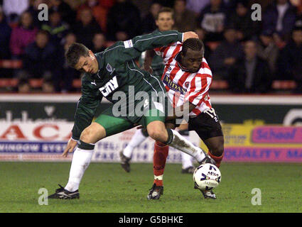 Andy Roberts di Wimbledon (a sinistra) è stato affrontato da Patrick Suffo di Sheffield United durante la partita della Nationwide Division 1 a Bramall Lane, Sheffield. Foto Stock
