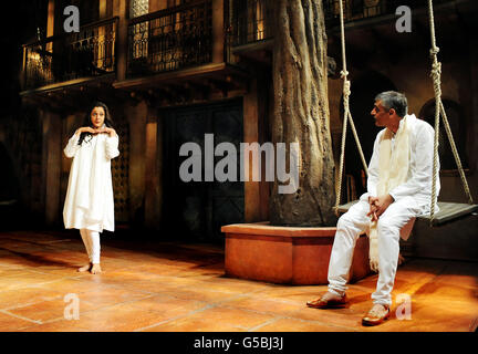 Meera Syal (a sinistra) e Paul Bhattacharjee durante le prove per il molto Ado di William Shakespeare sul nulla suonano al Courtyard Theatre, Strafford Upon Avon. Foto Stock