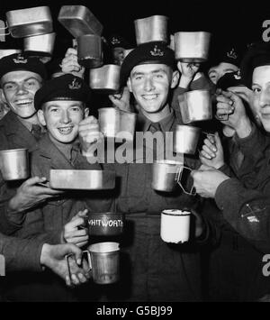 Il 1° Battaglione, Royal Warwickshire Regiment, a bordo della loro compagnia a Southampton, diretto per la Corea. Foto Stock