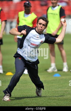 Cricket - Clydesdale Bank 40 - Gruppo A - Leicestershire / Lancashire - Grace Road. Stephen Parry del Lancashire si riscalda prima della partita Foto Stock