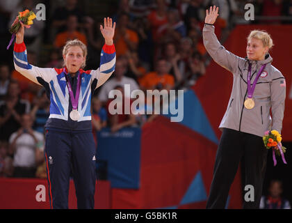 Il giocatore di Judo della Gran Bretagna Gemma Gibbons (a sinistra) con la sua medaglia d'argento e il Kayla Harrison degli Stati Uniti con la sua medaglia d'oro (a destra) dal JUDO delle Donne da 78 kg all'Excel Arena di Londra, il sesto giorno delle Olimpiadi di Londra del 2012. Foto Stock