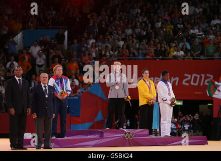 Gemma Gibbons (a sinistra) della Gran Bretagna con la sua medaglia d'argento e Kayla Harrison degli Stati Uniti con la sua medaglia d'oro (al centro) dalla Judo femminile 78kg all'Excel Arena di Londra. Foto Stock