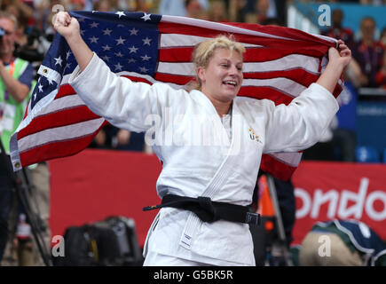 Il Kayla Harrison degli Stati Uniti detiene la bandiera americana dopo aver vinto la medaglia d'oro nella Judo femminile della 78kg all'Excel Arena di Londra. Foto Stock