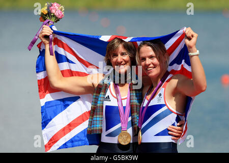 Katherine Grainger (a sinistra) della Gran Bretagna e Anna Watkins celebrano l'oro vincente nei doppi scafi da donna al lago Eton Dorney Rowing, Windsor. Foto Stock