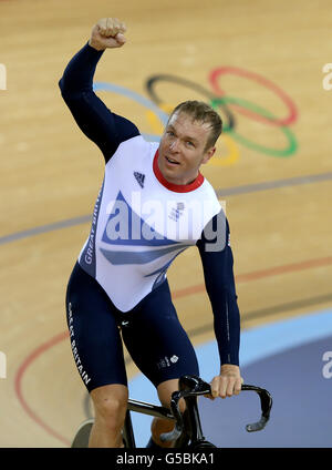 Giochi Olimpici di Londra - 6° giorno. Chris Hoy, il grande britannico, celebra la vittoria nella squadra maschile Sprint. Foto Stock