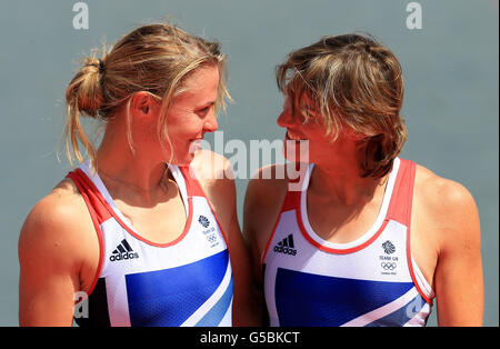 Katherine Grainger (a destra) e Anna Watkins celebrano l'oro vincente nei doppi scafi da donna al lago Eton Dorney Rowing, Windsor. Foto Stock