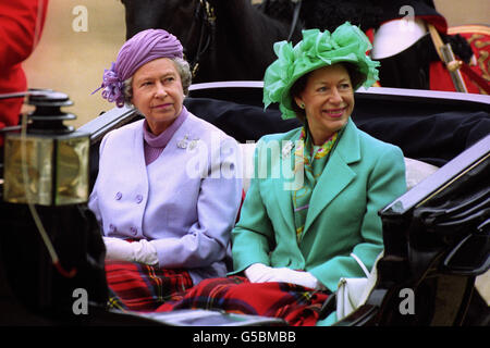 Royalty - La Principessa Margaret e la Regina Elisabetta II - la sfilata delle Guardie a Cavallo, Londra Foto Stock