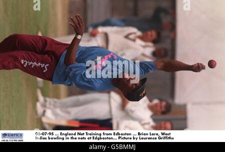 05-07-95 ... Inghilterra Net formazione da Edbaston ... Brian Lara, West Indies bowling nelle reti a Edgbaston. Foto di Laurence Griffiths Foto Stock