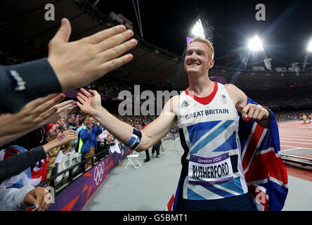 Greg Rutherford della Gran Bretagna festeggia dopo aver vinto il Long Jump maschile allo Stadio Olimpico di Londra, l'ottavo giorno delle Olimpiadi di Londra del 2012. Foto Stock