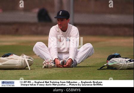 05-07-95, Inghilterra Net Training da Edbaston, Englands Graham Thorpe prende esso facile durin Net pactice, immagine di Laurence Griffiths Foto Stock