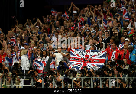 I fan festeggiano come la Gran Bretagna Jessica Ennis vince l'Heptathlon, dopo l'evento di 800 metri allo Stadio Olimpico di Londra, l'ottavo giorno delle Olimpiadi di Londra del 2012. Foto Stock