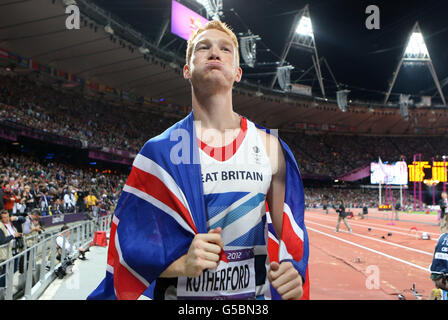 Greg Rutherford della Gran Bretagna festeggia dopo aver vinto il Long Jump maschile allo Stadio Olimpico di Londra, l'ottavo giorno delle Olimpiadi di Londra del 2012. Foto Stock