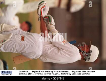 05-07-95. Inghilterra Net Training da Edbaston. Englands Alec Stewart tira i guanti sopra il dito ferito. Foto di Laurence Griffiths Foto Stock