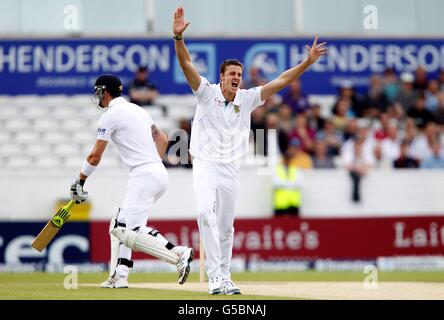 Morne Morkel (a destra) del Sud Africa si appella con successo per il wicket di Kevin Pietersen in Inghilterra durante la seconda prova di Investec a Headingley Carnegie, Leeds. Foto Stock