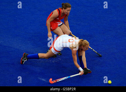 Il Sarah Thomas della Gran Bretagna (a sinistra) e il Margot van Geffen dei Paesi Bassi in azione durante la loro partita Pool A al Riverside Stadium nel Parco Olimpico il giorno dieci dei Giochi Olimpici di Londra del 2012. Foto Stock