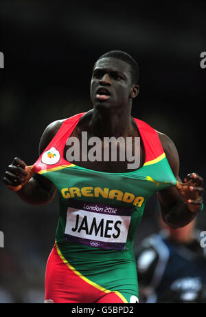 Kirani James di Grenada celebra la vittoria della 400m finale maschile allo Stadio Olimpico di Londra Foto Stock