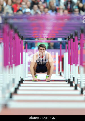 Andrew pozzi della Gran Bretagna si accovaccia in pista dopo aver mancato di finire il suo caldo nel maschile 110m Hurdles Round 1 allo Stadio Olimpico di Londra, durante il giorno undici delle Olimpiadi di Londra del 2012. Foto Stock