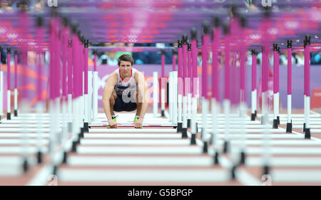 Andrew pozzi della Gran Bretagna si accovaccia in pista dopo aver mancato di finire il suo caldo nel maschile 110m Hurdles Round 1 allo Stadio Olimpico di Londra, durante il giorno undici delle Olimpiadi di Londra del 2012. Foto Stock