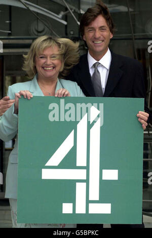 I relatori della TV Richard Madeley e Judy Finnigan fuori dall'edificio Channel 4 di Londra dopo aver annunciato un accordo biennale con il canale. Gli host TV stanno uscendo da ITV questa mattina dopo 13 anni per presentare un programma di chat per il canale 4. * la coppia ha detto che non c'era stata alcuna guerra d'offerta tra i canali, ma semplicemente voleva provare qualcosa di diverso. In autunno si trasferiscono al canale 4 quando scadono i contratti con Granada. Foto Stock