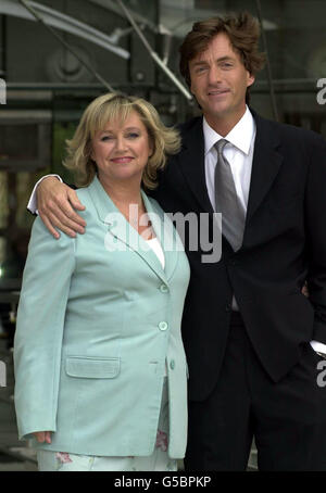 I relatori della TV Richard Madeley e Judy Finnigan fuori dall'edificio Channel 4 di Londra dopo aver annunciato un accordo biennale con il canale. Gli host TV stanno uscendo da ITV questa mattina dopo 13 anni per presentare un programma di chat per il canale 4. * la coppia ha detto che non c'era stata alcuna guerra d'offerta tra i canali, ma semplicemente voleva provare qualcosa di diverso. In autunno si trasferiscono al canale 4 quando scadono i contratti con Granada. Foto Stock